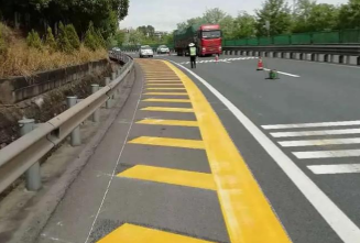 十堰恐龍化工創(chuàng)新驅(qū)動(dòng)，引領(lǐng)道路標(biāo)線(xiàn)漆生產(chǎn)新高度